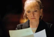Lady Elizabeth Smallwood (Lindsay Duncan) wird erpresst.