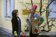 Vroni und Schattenhofer lassen sich von Bamberger nicht die Faschingslaune vermiesen. Von links: Veronika Brunner (Senta Auth) und Bürgermeister Schattenhofer (Werner Rom).