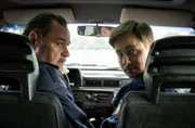 Jäger (Markus John, l.) und Mark (Timmi Trinks, r.) nehmen einen Verdächtigen im Auto mit.
