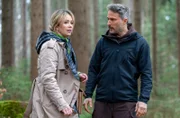 Greta (Laura Osswald, l.) ist überrascht, als ein Unbekannter (Pablo Sprungala, r.) ihr seine Begleitung anbietet.