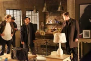 Eine Frau hat sich angeblich zu Tode erschrocken. Richard Castle (Nathan Fillion, r.), Kate Beckett (Stana Katic, l.) und Javier Esposito (Jon Huertas, M.) versuchen diesen Fall aufzuklären, was sich als gar nicht so leicht herausstellt ...