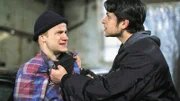 Mit Gewalt schüchtert Tobias (Oliver Elias, r.) ein Bandenmitglied (Lukas Miko) ein.
