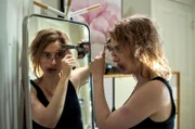 Nina Sieveking (Wanda Perdelwitz) versucht, mit den verbliebenen Haaren auch das Trauma abzuschneiden, doch das gelingt nicht.