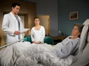 ARD/MDR IN ALLER FREUNDSCHAFT FOLGE 675, "Alles auf Anfang", am Dienstag (10.02.15) um 21:00 Uhr im ERSTEN. Dr. Philipp Brentano (Thomas Koch, li.) konnte die Handverletzung von Regina Horner (Tina Engel, re.) unkompliziert versorgen. Nun haben er und Schwester Julia (Sarah Tkotsch, mi.) jedoch unerfreuliche Nachrichten: Reginas Herz-EKG sieht gar nicht gut aus. Einiges spricht für eine Arteriosklerose der Herzkranzgefäße, was wiederum die Gefahr eines Herzinfarktes bedeutet.