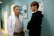 ARD/MDR IN ALLER FREUNDSCHAFT FOLGE 674, ""Alles nur aus Liebe"", am Dienstag (03.02.15) um 21:00 Uhr im ERSTEN. Dr. Roland Heilmann (Thomas Rühmann, li.) erklärt Burkhard Klein (Oleg Tikhomirov, re.), dass in Folge des Kaiserschnitts seine Frau Isabel eine atonische Nachblutung erlitten hat und kann nur mit Mühe am Leben gehalten wird. Eine Operation an der Wirbelsäule ist unter diesen Umständen weiterhin unmöglich und somit wächst das Risiko einer Lähmung. Burkhard gerät über diese drohende Gefahr in Panik und bedrängt die Ärzte, Isabel sofort zu operieren.