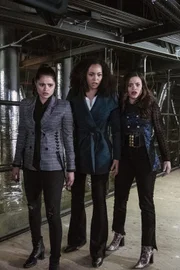 (v.l.n.r.) Mel Vera (Melonie Diaz); Macy Vaughn (Madeleine Mantock); Maggie Vera (Sarah Jeffery)