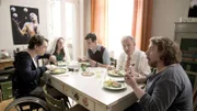 Nach der Krankmeldung ihrer Betreuerin steht Günther (Armin Rohde, r.) mit den jungen WG-Bewohnern alleine da: den im Rollstuhl sitzenden Robert (Daniel Michel, l.), Tina (Anna Lange), das Mädchen mit Down-Syndrom, und dem Autisten Hans (Rick Okon). Die Lage entspannt sich merklich, als Wolfgang (Ludger Pistor, 2.v.r.) mit anpackt.