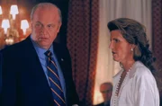 Bezirksstaatsanwalt Arthur Branch (Fred Dalton Thompson) hinterfragt bei der millionenschweren Kosmetik-Queen Jackie Scott (Lucie Arnaz) das Verhältnis zwischen ihr und dem ermordeten Börsenmakler Brad Osterhaus.