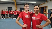 Die Cheerleader Emalee (links) und Faith tauchen ein in den fränkischen Gardetanz.