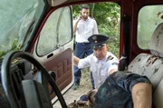 Ein klatschnasser, schlammverdreckter Wagen am Havelufer. Im Wagen finden Fahri Celik (Hassan Akkouch, l.) und Wolf Malletzke (Christoph Grunert, r.) eine Leiche.