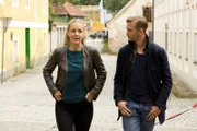 Steininger und Lanz sind auf dem Weg zu Jasmin Angermann, der Freundin des toten Robert Pröhl. (v.l.n.r.: Bezirksinspektor Simon Steininger (Michael Steinocher), Gruppeninspektorin Penny Lanz (Lilian Klebow)).