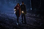 Bills Tochter Kelsey (Aloreia Spencer) und Freund Alex Price (Eshan Gopal) verfolgen auf eigene Faust eine Spur.