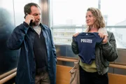Theresa Wolff (Nina Gummich) begleitet Hauptkommissar Robert Brückner (Thorsten Merten) zur Geburt seines Kindes. Oder hat sie da was missverstanden?