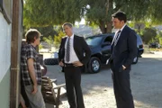 Nachdem Patrick Jane entführt wurde, beginnen Wayne (Owain Yeoman, r.) und Craig (Eric Winter, M.) mit den Ermittlungen und stoßen dabei auf Greogorio (Ruben Garfias, l.). Doch kann er ihnen weiterhelfen?
