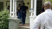 Die Polizeieinheit betritt das Haus