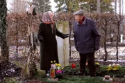Theres trifft der Schlag, als sie erkennt, dass Alois sich genau neben ihr ein Grab gesichert hat. Von links: Theresa Brunner (Ursula Erber) und Alois Preissinger (Erich Hallhuber sen.).