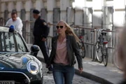 Penny geht zum Vereinshaus der Burschenschaft, wo ein Mord passiert ist. (hinten: Komparsen, vorne: Gruppeninspektorin Penny Lanz (Lilian Klebow)). "SOKO Wien - Gemeinsam stark": Lanz auf dem Weg zum Tatort.
