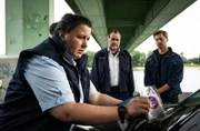 Jäger (Markus John, M.) und Mark (Timmi Trinks, r.) wollen Beate Vogt (Stephanie Kämmer, l.) mit auf die Wache nehmen.