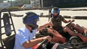Peter (re.) und Servet verbringen Zeit auf der Kart-Bahn in Side