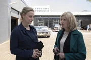 Gerda Sahling (Catherine Flemming, l.); Isabel von Brede (Sabine Postel, r.)