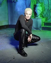 (6. Staffel) - Obwohl Spike (James Marsters) durch den Chip in seinem Hirn mittlerweile die Bösartigkeit genommen worden ist, hat er es noch faustdick hinter den Ohren.