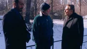 Detective Lennie Briscoe (Jerry Orbach, re.) und Detective Ed Green (Jesse L. Martin, li.) befragen Phil Brucker (Tom Ligon) nach dem Mord an dem Börsenmakler Brad Osterhaus.