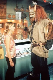 Der riesige Troll (Abraham Benrubi, r.) will mit einem großen Hammer alles zerstören. Buffy (Sarah Michelle Gellar, l.) will ihn aufhalten ...