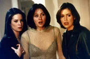 Prues Chef Rex vom Auktionshaus Buckland lässt nichts unversucht, um an die Hexenkräfte von Piper (Holly Marie Combs, l.), Prue (Shannen Doherty, M.) und Phoebe (Alyssa Milano, r.) zu kommen. Diesmal schiebt er sogar Prue den Diebstahl eines wertvollen Diadems in die Schuhe, woraufhin sie verhaftet wird ...