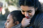 Nismet (Emma Boulanouar, re.) und ihre Cousine Sihem (Arwa Mliki, li.) verabschieden sich, bevor Nismet die Rückreise nach Frankreich antritt.