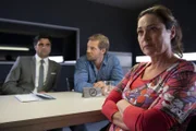 Die gefeuerte Drogeriemitarbeiterin Cordula Tipp (Charlotte Schwab, r.) hat ein 1-A-Motiv und ein geplatztes Alibi. Können Mick (Henning Baum, M.) und Andreas (Maximilian Grill, l.) sie noch rauspauken?