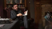 Bestsellerautor Jack Rudd (Matt Whelan) hält eine fesselnde Lesung.