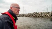 Die schützende Steinmole vor dem Olympiahafen Kiel Schilksee zerlöchert wie ein Schweizer Käse. Sportboothafen Chef Philipp Mühlenhardt hat 3000 Tonnen Steine bestellt um die Lücken zu schließen.