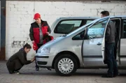 Um die Polizei zu täuschen, tauschen Ceylin (Roni Zorina, l.), Ginger (Claudiu Mark Draghici, M.) und Robert Sehlmann (Wolfram Grandezka, r.) für ihren Drogentransport Kennzeichen und Fahrzeuge.