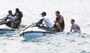 Gerade noch rechtzeitig konnten Steve (Alex O'Loughlin, 2.v.r.) und Danny (Scott Caan, r.) auf hoher See gerettet werden ...