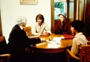 Richter Adams (John Zaremba, l.) teilt Charles (Michael Landon, 2.v.l.) und Caroline Ingalls (Karen Grassle, 2.v.r.) mit, dass der leibliche Vater von Albert (Matthew Laborteaux, r.) das Sorgerecht zurück haben möchte ...