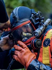 Paul Richardson hilft Scott Allen bei der Vorbereitung auf den Tauchgang