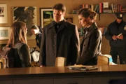 Nachdem eine junge Frau, drei Tage nach dem Anschauen einer "verfluchten DVD" starb, beginnt für Richard Castle (Nathan Fillion, M.) und Kate Beckett (Stana Katic, r.) die Arbeit. Sie hoffen auf Hilfe, von Amanda Lowery (Vivian Kerr, l.), der Mitbewohnerin der Verstorbenen, doch kann sie wirklich weiterhelfen?