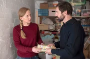 Steffi Nickel (Verena Wolfien, l.) und Ehemann Armin (Dietmar Horcicka, r.) geraten in einen Streit darüber, was mit dem unterschlagenen Geld passieren soll.