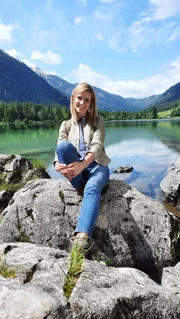 Moderatorin Sonja Weissensteiner am Hintersee.