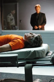 Der wegen Mordes zum Tode verurteilte Ken Kramer (Eric Roberts, vorne) will als sadistischer und skrupelloser Mörder in die Annalen der forensischen Geschichtsschreibung eingehen. Doch das CSI-Team unter Führung von Horatio Caine (David Caruso, hinten) muss erneut auf Spurensuche gehen, da die zur Verurteilung wirksamen DNA-Analysen schlampig durchgeführt wurden.