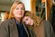 Wie soll es weitergehen? Jana Weiss (Pia Barucki, r.) sucht Halt bei ihrer Mutter Ulla Hoppe (Birge Schade, l.)
