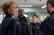 Lukas Petersen (Patrick Abozen, 2.v.l.) trifft auf den Kollegen, der ihn misshandelt hat. Nina Sieveking (Wanda Perdelwitz, r.) und Frau Küppers (Saskia Fischer, l.) stehen ihm bei.