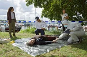 Leichenfund vor der Kleingartenkolonie von Wolf Malletzke (Christoph Grunert, im HG r.): Jasmin Sayed (Sesede Terziyan, l.) und Paula Sprenger (Sarina Radomski, M.) ermitteln.