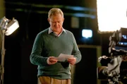 Umgeben von grellen Scheinwerfern bereitet Douglas (Hugh Bonneville) sich auf das Interview vor – doch wie viel Wirkung hat seine Karriere noch?