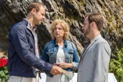 Johannes Dobrinth (Moritz Führmann, links) versucht alles, um Tonio Berger (Daniel Wiemer), den Freund seiner Mutter Marianne (Sabine Postel), loszuwerden. Bestechung, zum Beispiel …