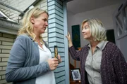 Eva (Mirja Boes, l.) versucht Frau Perlberg (Imke Büchel) zu überreden, Gast auf Tonis Überraschungsparty zu sein. Vergeblich.