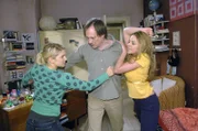 Armin (Rainer Will, M.) muss eingreifen, als der Streit zwischen Anna (Jeanette Biedermann, l.) und Katja (Karolina Lodyga, r.) zu eskalieren droht.