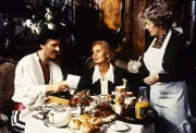 Vom Faschingsfieber erfasst, freut sich "Monaco Franze" (Helmut Fischer) schon sehr darauf, die Münchner Vorstadtbälle als Seeräuber unsicher zu machen. Seiner Gattin Annette (Ruth-Maria Kubitschek, Mitte) sind solche Veranstaltungen dagegen eher suspekt.