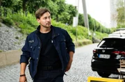 Mark (Timmi Trinks) und Jäger teilen sich auf, Mark soll die Schwester des Opfers befragen.