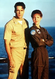 Die Militäranwälte Lieutenant Harm Rabb (David James Elliott, l.) und seine Kollegin Kate Pike (Andrea Parker, r.) sind ein starkes Team.
